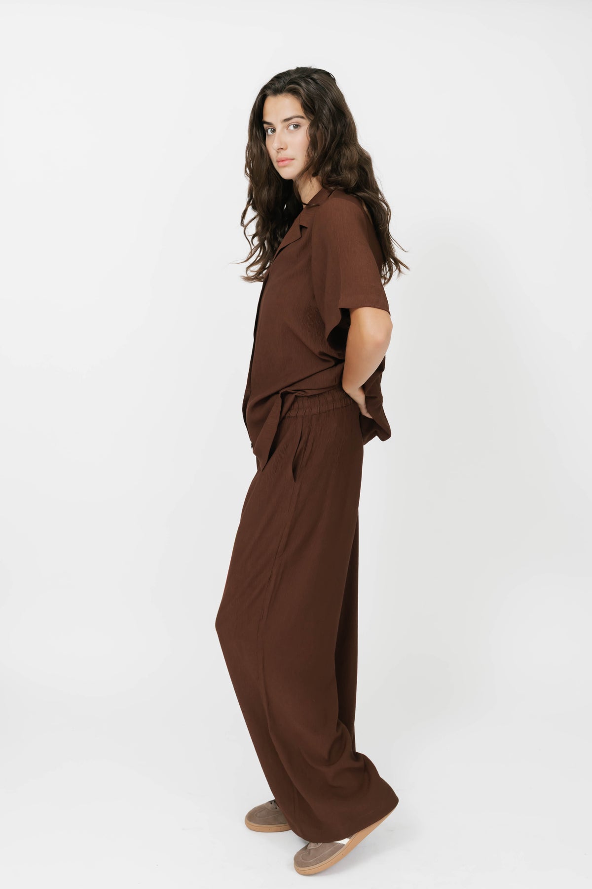 Alicia Plisse Pants in Coffee Bean