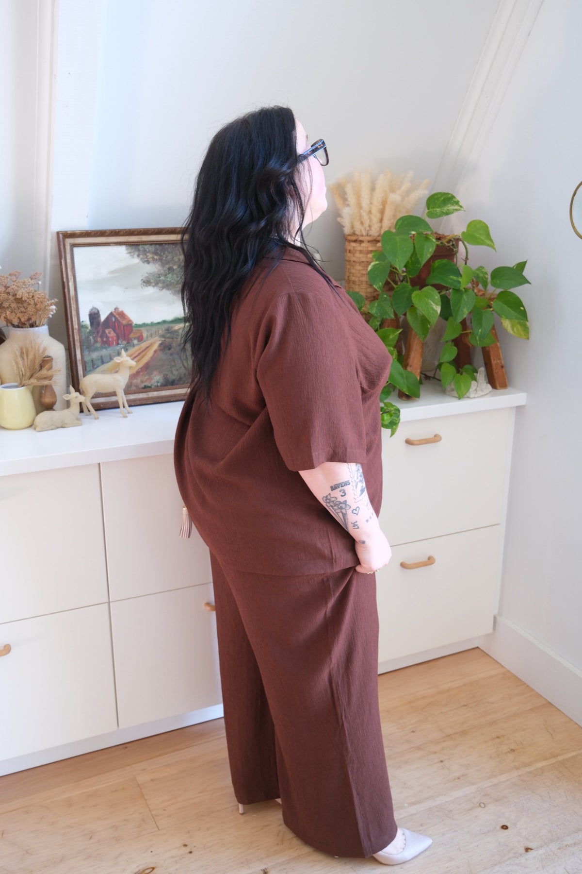 Alicia Plisse Pants in Coffee Bean