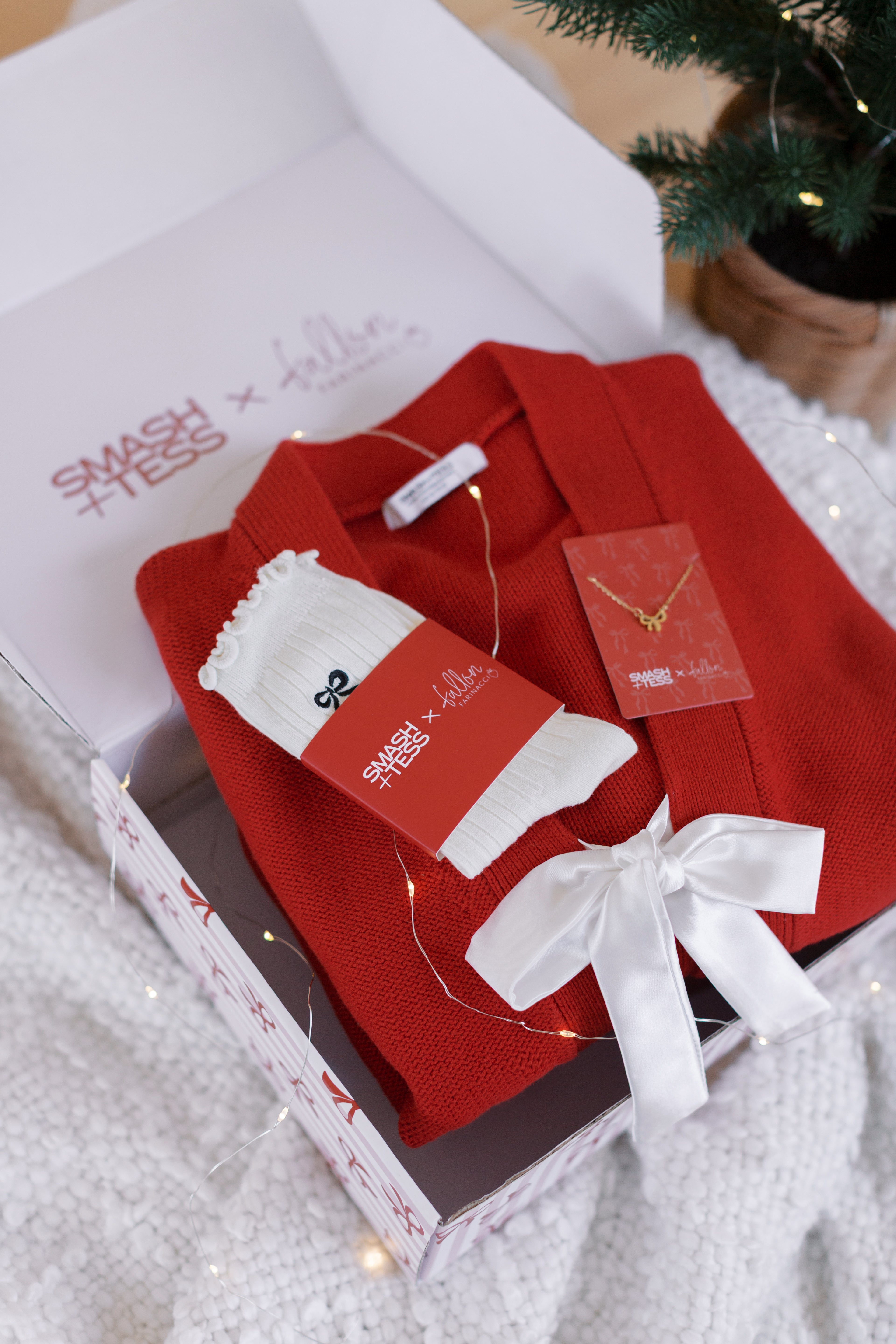 S+T x Fallon Farinacci Holiday Bow Box in Red/Cream